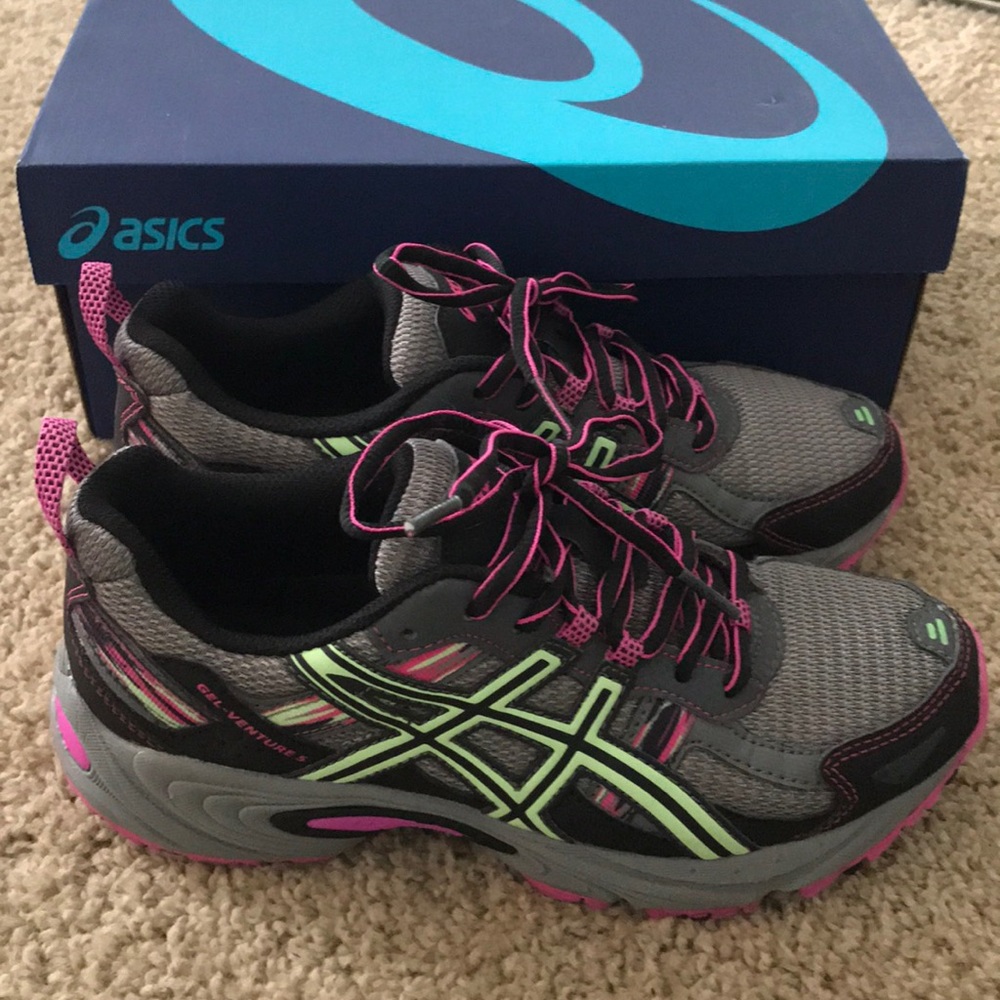 ASICS Gel-Venture 5.  Size 6D